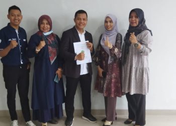 Bripka Rahmada Akbari berfoto bersama dosen penguji setelah ujian skripsinya di Universitas Muammadiyah Jambi, Selasa (31/1/2023). (Foto Rahmada Akbari)