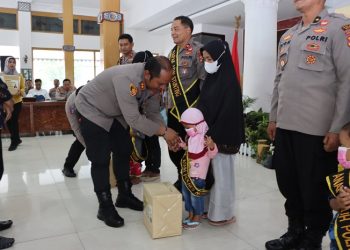 Pengukuhan orang tua asuh dan pemberian bantuan tambahan gizi dalam rangka pencegahan dan penurunan stunting di wilayah Kabupaten Ngawi, di Pendopo Wedya Graha, Kabupaten Ngawi, Kamis (2/2/2023). (Dok Humas Polri)