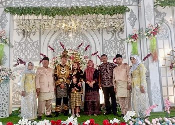 Romi Hariyanto saat menghadiri acara pernikahan keponakannya di Desa Sekancing, Kabupaten Merangin, Rabu (1/2/2023). (Foto Siklusjambi.id)