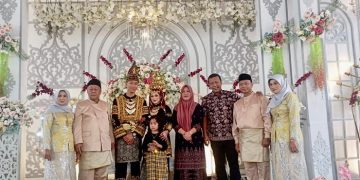Romi Hariyanto saat menghadiri acara pernikahan keponakannya di Desa Sekancing, Kabupaten Merangin, Rabu (1/2/2023). (Foto Siklusjambi.id)