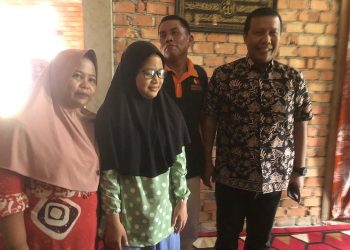 Romi Hariyanto saat berkunjung ke rumah orang tua Ulia di Sarolangun, Kamis (2/2/2023). (Foto Siklusjambi.id)