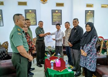 Kasrem 042/Garuda Putih (Gapu), Kolonel Inf Ali Aminudin dan Ketua Komisi Informasi Provinsi Jambi, Indra Lesmana bersalaman dan foto bersama usai melakukan audiensi di Makorem 042/Gapu, Kamis (2/2/2023). (Penrem 042 Gapu/Hatta)