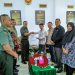 Kasrem 042/Garuda Putih (Gapu), Kolonel Inf Ali Aminudin dan Ketua Komisi Informasi Provinsi Jambi, Indra Lesmana bersalaman dan foto bersama usai melakukan audiensi di Makorem 042/Gapu, Kamis (2/2/2023). (Penrem 042 Gapu/Hatta)