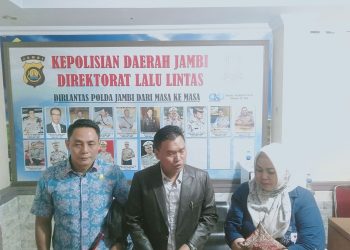 Anggota DPRD Provinsi Jambi saat kunjungan ke Ditlantas Polda Jambi, Kamis (2/2/2023). (Dok Selayang.id/Manan)