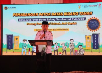 Gubernur Jambi, Al Haris, saat membuka acara pemasangan patok batas tanah di lapangan Langgar Syuhada, RT 32 Kelurahan Eka Jaya, Kecamatan Paalmerah, Kota Jambi, Jumat (3/2/2023). (Foto Diskominfo Provinsi Jambi/Agus Supriyanto)