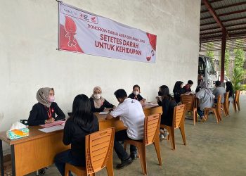 Kegiatan donor darah yang diselenggarakan PT Sinar Sentosa Primatama bekerja sama dengan PMI, Sabtu (4/2/2023). (Foto Sinsen/Ajeng)