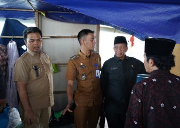 Tim Baznas Tanjab Timur didampingi Camat Kualajambi mengunjungi rumah seorang warga yang tidak layak huni di Desa Tanjungsolok, Kecamatan Kualajambi, Kabupaten Tanjungjabung Timur, Jambi, Senin (6/2/2023). (Foto Siklusjambi.id)