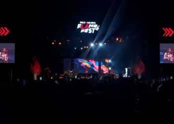 Konser Vierratale dalam acara tour festival musik bertajuk Flame Fest di lapangan parkir ex Bandara Sultan Thaha Saifuddin Jambi, Minggu malam (5/2/2023). (Foto Hajrin Febrianto)