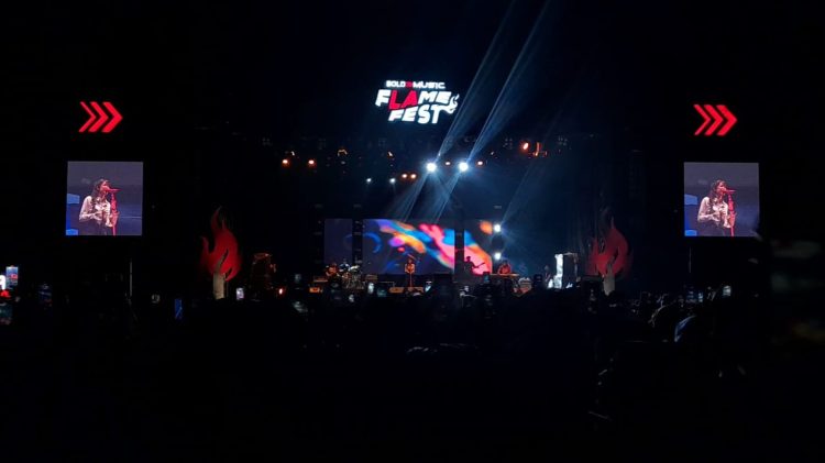 Konser Vierratale dalam acara tour festival musik bertajuk Flame Fest di lapangan parkir ex Bandara Sultan Thaha Saifuddin Jambi, Minggu malam (5/2/2023). (Foto Hajrin Febrianto)