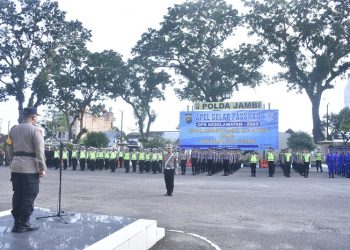 Wakapolda Jambi Brigjen Pol Yudawan Roswinarso saat memimpin Apel gelar pasukan Operasi Keselamatan 2023 di lapangan hitam Polda Jambi. Selasa (7/2/2023). (Dok Humas Polda Jambi/Alam)