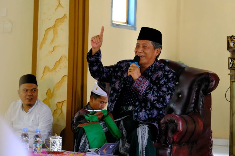 Abdullah Sani, saat tausiah di Masjid Al Muhajirin Desa Pulau Bayur, Kecamatan Pamenang Selatan, Kabupaten Merangin, Jambi, Selasa (7/2/2023). (Foto Diskominfo Provinsi Jambi)