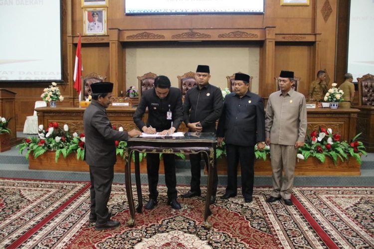 Pj Bupati Muarojambi, Bachyuni Deliansyah, didampigi Ketua DPRD Muarojambi menandatangani Ranperda Tentang Pengolahan Keuangan Daerah Muarojambi. (Foto Siklusjambi.id)