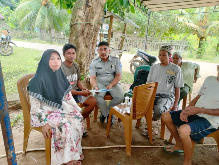 Penanggung jawab Samsat Batanghari melakukan proses penyerahan santunan dengan jemput bola ke rumah duka. (Foto Humas Jasa Raharja Jambi/Riska)