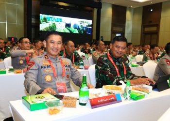 Danrem 042/Gapu, Brigjen TNI Supriono, terlihat duduk satu meja dengan Kapolda Jambi, Irjen Pol Rusdi Hartono saat hadir dalam Rapat Pimpinan TNI-Polri 2023 di Jakarta, Rabu (8/2/2023). (Foto Penrem 042/Gapu)