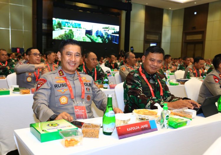 Danrem 042/Gapu, Brigjen TNI Supriono, terlihat duduk satu meja dengan Kapolda Jambi, Irjen Pol Rusdi Hartono saat hadir dalam Rapat Pimpinan TNI-Polri 2023 di Jakarta, Rabu (8/2/2023). (Foto Penrem 042/Gapu)