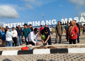 Kegiatan penanaman pinang dan senam berasma Pemprov Jambi di Taman Putri Pinang Masak, Jumat (10/2/2023). [Foto Pariwarajambi/Riki]