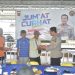 Kabid Humas Polda Jambi, Kombes Pol Mulia Prianto, menyerahkan bantuan beras kepada salah satu masyarakat yang hadir dalam kegiatan Jum'at Curhat, (10/2/2023). (Foto Humas Polda Jambi)