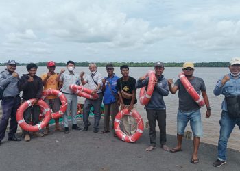 Penyerahan Life Bouy kepada PT Seweregading Utama Sakti oleh PT Jasa Raharja pada Senin, 7 Februari 2023. (Foto Humas Jasa Raharja)