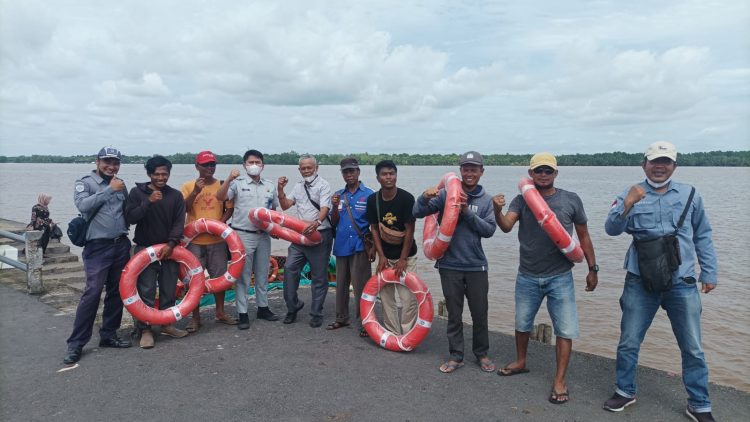 Penyerahan Life Bouy kepada PT Seweregading Utama Sakti oleh PT Jasa Raharja pada Senin, 7 Februari 2023. (Foto Humas Jasa Raharja)