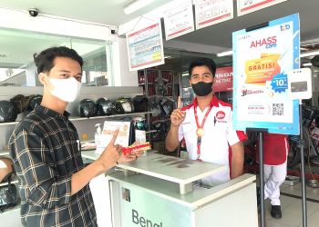 Seorang konsumen Sinsen yang sedang melalukan servis sepeda motornya di bengkel resmi honda mendapatkan coklat gratis, Selasa (14/2/2023). (Foto Sinsen/Ajeng)