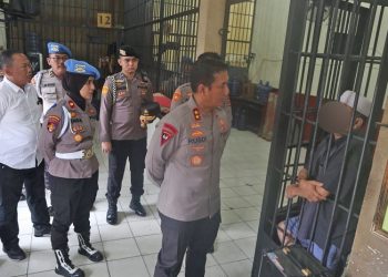 Kapolda Jambi, Irjen Pol Rusdi Hartono mengecek rumah tahanan di Mapolda Jambi, Rabu (15/2/2023). (Foto Humas Polda Jambi)