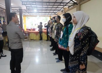 Kapolda Jambi, Irjen Pol Rusdi Hartono, saat menyambangi para calon siswa yang tengah mengikuti tes Sekolah Inspektur SIPSS di Biro SDM Polda Jambi, Rabu (15/2/2023). (Foto Humas Polda Jambi)