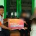 Abdul Ghofur, Koordinator Gerai Surakarta menyerahkan bantuan kepada Keyla dan didampingi oleh ibunya, Okta Wijayanti, Selasa (14/2/2033). (Foto BMH Surakarta)