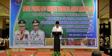 Wakil Gubernur Provinsi Jambi, Abdullah Sani, saat memberi kata sambutan dalam Rapat Forum Organisasi Perangkat Daerah Dinas Tanaman Pangan, Hortikultura, dan Peternakan Provinsi Jambi Tingkat Provinsi Tahun 2023 di Hotel Aston Jambi, Rabu (15/2/2023). (Diskominfo Provinsi Jambi/Sopbirin)