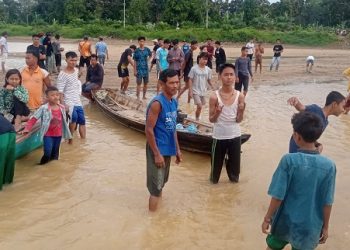 Warga Desa Telukketapang, Kecamatan Pemayung, Kabupaten Batanghari, Jambi melakukan upaya pencarian terhadap seorang anak yang diduga tenggelam di Sungai Batanghari di daerah tersebut. (Foto Arian Arifin)