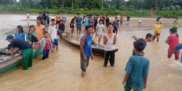 Warga Desa Telukketapang, Kecamatan Pemayung, Kabupaten Batanghari, Jambi melakukan upaya pencarian terhadap seorang anak yang diduga tenggelam di Sungai Batanghari di daerah tersebut. (Foto Arian Arifin)