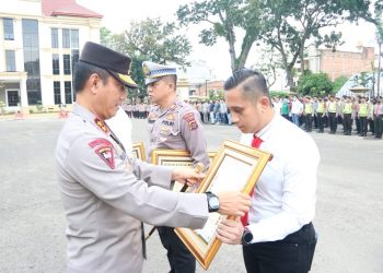 Kapolda Jambi saat memeberi penghargaan atau reward kepada salah satu personel Polda Jambi, Kamis (16/2/2023). (Foto Humas Polda Jambi)