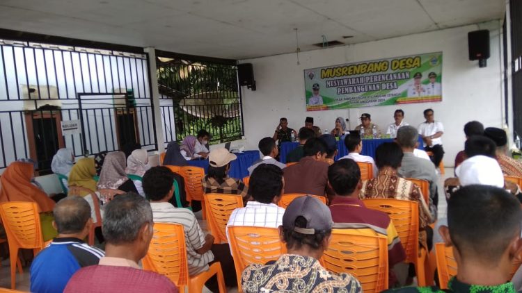 Musyawarah Rencana Pembangunan Desa Pandanlagan tahun anggaran 2024 di aula Kantor Desa Pandanlagan, Rabu (18/1/2023). (Foto Misbah)