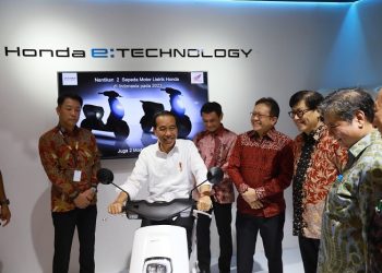 Presiden Republik Indonesia, Joko Widodo mencoba motor listrik Honda EM1 e:, ditemani jajaran direksi PT Astra Honda Motor pada gelaran Indonesia International Motor Show 2023. (Foto AHM)