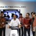 Presiden Republik Indonesia, Joko Widodo mencoba motor listrik Honda EM1 e:, ditemani jajaran direksi PT Astra Honda Motor pada gelaran Indonesia International Motor Show 2023. (Foto AHM)