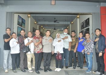 Foto bersama para peserta kegiatan Jum’at Curhat Polda Jambi, Jumat (17/2/2023). (Foto Humas Polda Jambi)