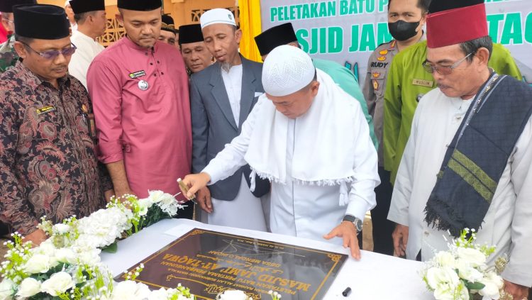 Peletakan batu pertama Masjid Jami' At-Taqwa Desa Mendalo Indah, Kecamatan Jambi Luar Kota (Jaluko), Kabupaten Muarojambi oleh Guber Jambi, Jumat (17/2/2023). (Foto Diskominfo Provinsi Jambi)