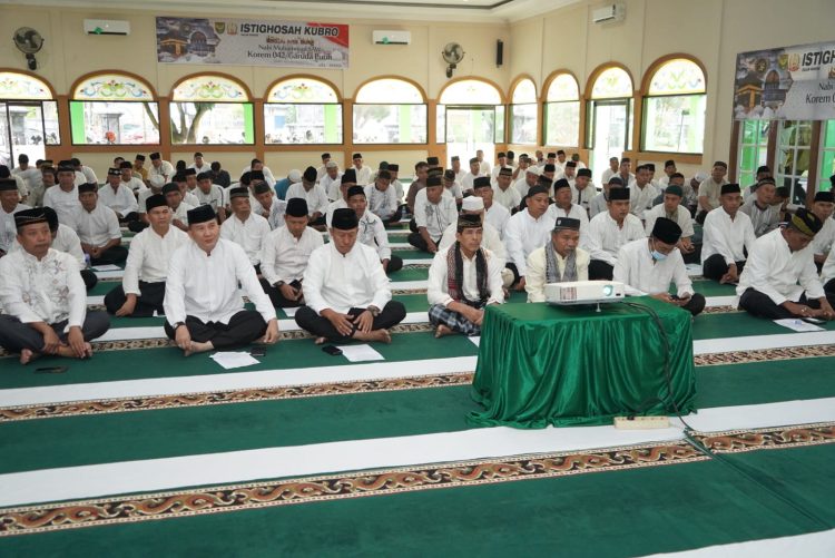 Istighosah Kubro dalam rangka Isra Miraj Nabi Muhammad SAW Tahun 1444 H / 2023 secara virtual dari Masjid At Taqwa Korem 042/Gapu, Minggu (19/2/2023). (Foto Penremgapu)