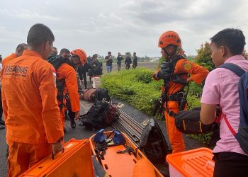 Personel Basarnas Jambi diberangkatakn untuk misi evakuasi Kapolda Jambi dan rombongan yang mengalami insiden helikopter mendarat darurat di perbukitan Kabupaten Kerinci, Jambi.l, Minggu (19/2/2023). (Foto Humas Basarnas Jambi)
