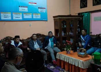 Gubernur Jambi, Al Haris, saat datang ke Posko evakuasi insiden helikopter yang ditumpangi Kapklda Jambi dan Rombongan, di Desa Tamiai, Senin dini hari (20/2/2023). (Foto Pariwarajambi/Riky)