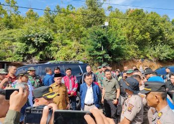 Mantan Wakil Presiden Republik Indonesia (RI), Jusuf Kalla, mengunjungi Posko evakuasi insiden helikopter yang ditumpangi Kapolda Jambi dan rombongan, di Tamiai, Kecamatan Batangmerangin. (Foto Pariwarajambi/Riky)