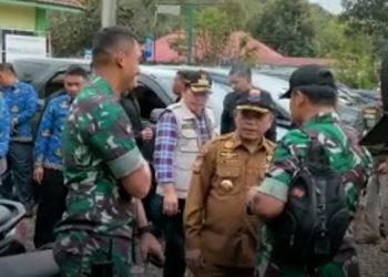 Gubernur Jambi terlihat sedang berkoordinasi dengan personel TNI di posko evakuasi di Desa Tamiai. (Foto INews)