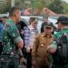 Gubernur Jambi terlihat sedang berkoordinasi dengan personel TNI di posko evakuasi di Desa Tamiai. (Foto INews)