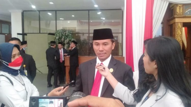 Ketua DPRD Provinsi Jambi, Edi Purwanto, saat diwawancarai awak media. (Foto Humas DPRD Provinsi Jambi)