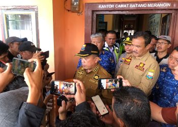 Gubernur Jambi, Al Haris, saat memberikan keterangan pers di Desa Tamiai, Senin (20/2/2023). (Foto Pariwarajambi/Riky)