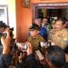 Gubernur Jambi, Al Haris, saat memberikan keterangan pers di Desa Tamiai, Senin (20/2/2023). (Foto Pariwarajambi/Riky)