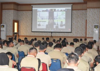 Vicon bersama Kasad TNI, Jenderal TNI Dudung Abdurahman, dalam rangka Grand Launching Super Aplikasi Elektronik Tabungan Wajib Perumahan TNI AD (ETWPAD) dan penyerahan secara simbolis seragam PNS TNI AD, dari Gedung Balai Prajurit Korem 042/Garuda Putih, Selasa pagi (21/2/2023). (Foto Penrem Gapu)