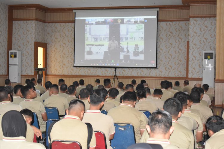 Vicon bersama Kasad TNI, Jenderal TNI Dudung Abdurahman, dalam rangka Grand Launching Super Aplikasi Elektronik Tabungan Wajib Perumahan TNI AD (ETWPAD) dan penyerahan secara simbolis seragam PNS TNI AD, dari Gedung Balai Prajurit Korem 042/Garuda Putih, Selasa pagi (21/2/2023). (Foto Penrem Gapu)