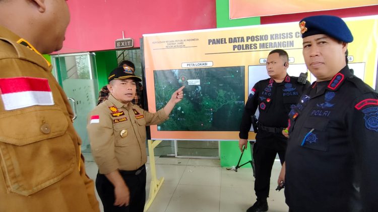 Gubernur Jambi saat memantau proses evakuasi Kapolda Jambi dan rombongan, Selasa (21/2/2023). (Foto Pariwarajambi/Riky)