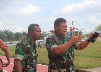 Danrem (Komandan Korem) 042/Gapu, Brigjen TNI Supriono, saat memantau proses evakuasi. (Foto Penrem 042/Gapu)