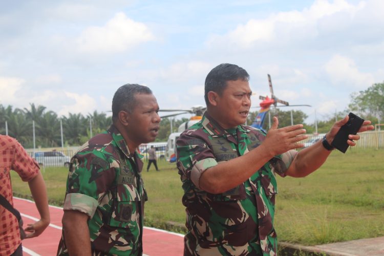 Danrem (Komandan Korem) 042/Gapu, Brigjen TNI Supriono, saat memantau proses evakuasi. (Foto Penrem 042/Gapu)